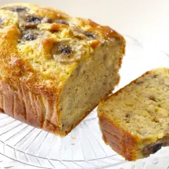 Pyszne, wilgotne ciasto bananowe, które zawsze się udaje. Idealne na podwieczorek, z kawałkami bananów na wierzchu.