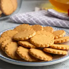 Stos ciasteczek na talerzu, idealnych do kawy. Ten prosty przepis na ciastka sprawi, że każdy będzie zachwycony.