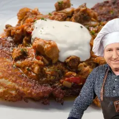 Pyszny placek po węgiersku przepis na talerzu, z gęstym gulaszem i kleksem śmietany. Szef kuchni daje kciuk w górę!