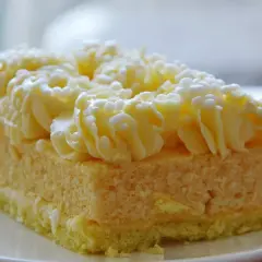 Puszyste ciasto szyfonowe z kremem cytrynowym i białymi perełkami, idealne na deser.