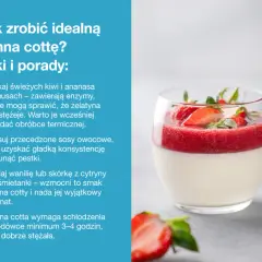 Idealna panna cotta w szklance, udekorowana musem truskawkowym i świeżymi owocami.