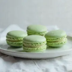 Zielone makaroniki na talerzu. Idealne na deser, gdy szukasz prostego makaroniki przepis.