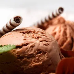 Czekoladowe lody, jak ze starego przepisu, z wafelkami i listkiem mięty. Pyszne!