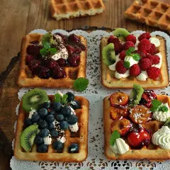 Cztery gofry z owocami: malinami, borówkami, kiwi i śliwkami. Kwestia smaku, która wersja jest najpyszniejsza?