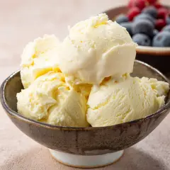 Pyszne lody śmietankowe w miseczce, idealne na upalne dni. Ten przepis na lody śmietankowe jest prosty i szybki.