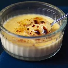 Kremowe creme brulee z chrupiącą, skarmelizowaną skorupką, nabierane łyżeczką.