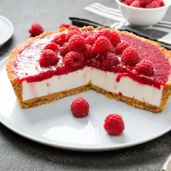 Pyszne ciasto z galaretką bez pieczenia, udekorowane malinami. Idealne na deser.