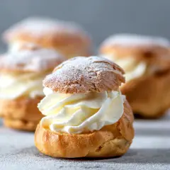Pyszne ptysie z kremem, idealne na deser. Ten ptysie przepis jest prosty i szybki.