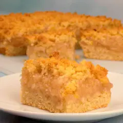 Szybkie ciasto z jabłkami i kruszonką, idealne na deser. Puszysty biszkopt, aromatyczne jabłka i chrupiąca kruszonka.
