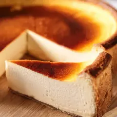 Karmelizowany sernik baskijski, kwestia smaku, który zachwyca. Kremowe wnętrze i lekko przypieczona góra.