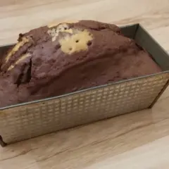 Wilgotna babka na oleju z kakao, z marmurkowym wzorem, w metalowej formie.