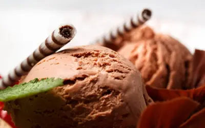 Czekoladowe lody, jak ze starego przepisu, z wafelkami i listkiem mięty. Pyszne!