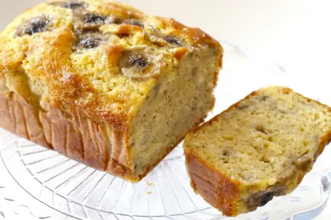 Pyszne, wilgotne ciasto bananowe, które zawsze się udaje. Idealne na podwieczorek, z kawałkami bananów na wierzchu.