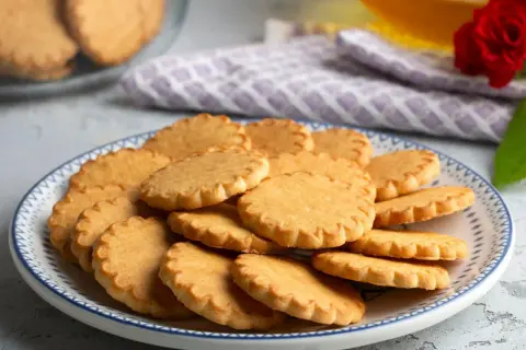 Stos ciasteczek na talerzu, idealnych do kawy. Ten prosty przepis na ciastka sprawi, że każdy będzie zachwycony.