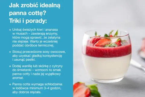 Idealna panna cotta w szklance, udekorowana musem truskawkowym i świeżymi owocami.
