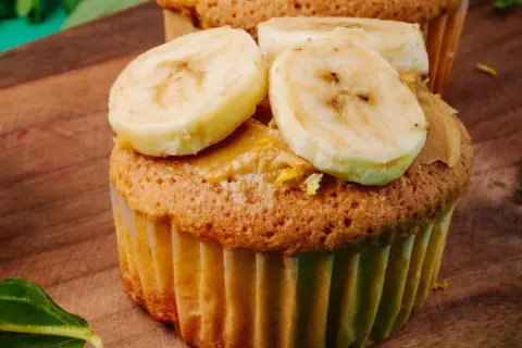 Pyszne muffinki bananowe z kremem orzechowym i plasterkami banana. Idealne na deser!