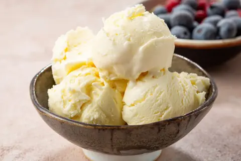 Pyszne lody śmietankowe w miseczce, idealne na upalne dni. Ten przepis na lody śmietankowe jest prosty i szybki.
