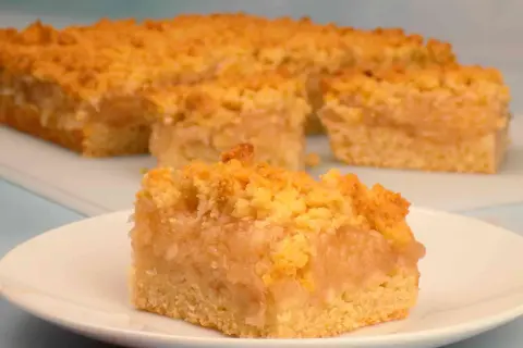 Szybkie ciasto z jabłkami i kruszonką, idealne na deser. Puszysty biszkopt, aromatyczne jabłka i chrupiąca kruszonka.