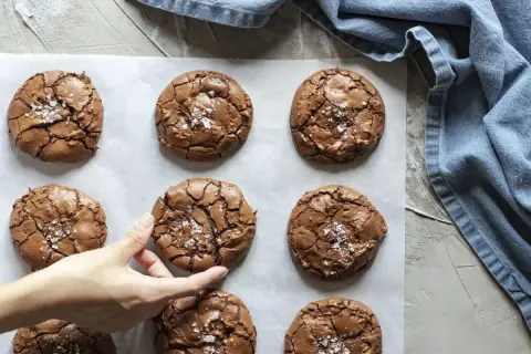 Chrupiące, czekoladowe ciastka brownie posypane solą morską, gotowe do schrupania.
