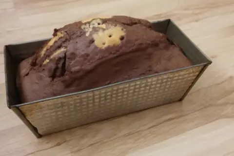 Wilgotna babka na oleju z kakao, z marmurkowym wzorem, w metalowej formie.