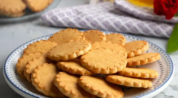 Stos ciasteczek na talerzu, idealnych do kawy. Ten prosty przepis na ciastka sprawi, że każdy będzie zachwycony.