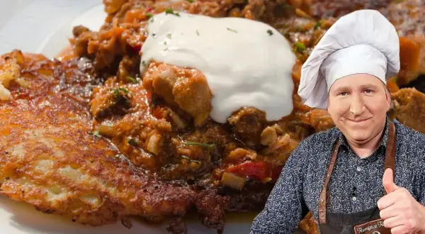 Pyszny placek po węgiersku przepis na talerzu, z gęstym gulaszem i kleksem śmietany. Szef kuchni daje kciuk w górę!