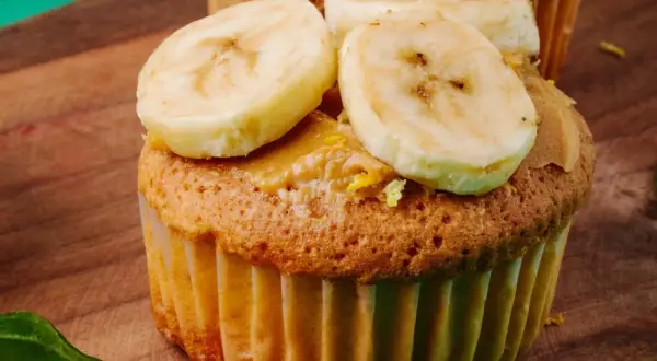 Pyszne muffinki bananowe z kremem orzechowym i plasterkami banana. Idealne na deser!