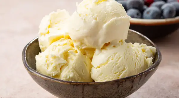 Pyszne lody śmietankowe w miseczce, idealne na upalne dni. Ten przepis na lody śmietankowe jest prosty i szybki.