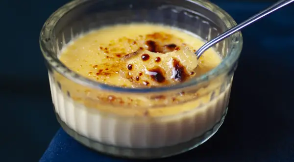 Kremowe creme brulee z chrupiącą, skarmelizowaną skorupką, nabierane łyżeczką.