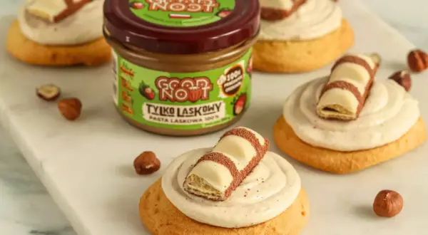 Pyszne ciasteczka inspirowane przepisem na crumbl cookies, z kremem i kawałkami Kinder Bueno. Słoik pasty z orzechów laskowych Good Now zachęca do eksperymentów.