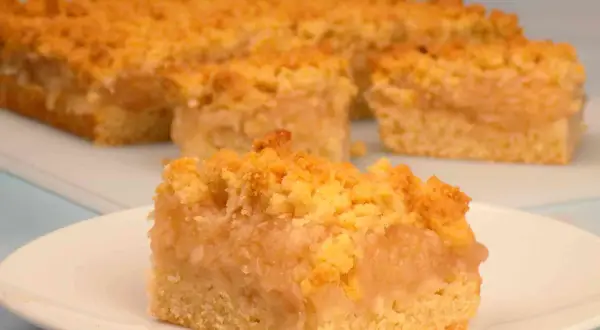Szybkie ciasto z jabłkami i kruszonką, idealne na deser. Puszysty biszkopt, aromatyczne jabłka i chrupiąca kruszonka.