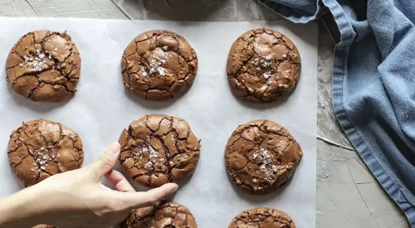 Chrupiące, czekoladowe ciastka brownie posypane solą morską, gotowe do schrupania.