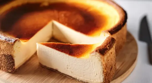 Karmelizowany sernik baskijski, kwestia smaku, który zachwyca. Kremowe wnętrze i lekko przypieczona góra.