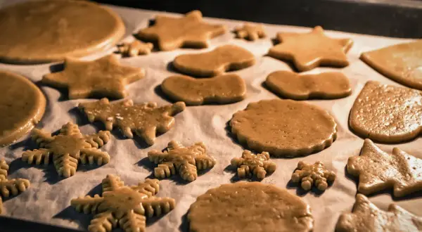 Gotowe do pieczenia pierniki: gwiazdki, choinki, płatki śniegu i okrągłe. Idealne na święta, zgodnie z najlepszym pierniki przepisem.