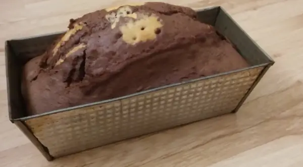 Wilgotna babka na oleju z kakao, z marmurkowym wzorem, w metalowej formie.