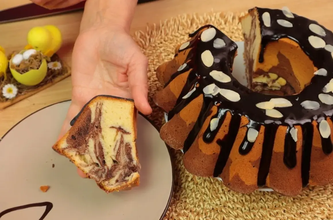 Pyszna babka marmurkowa z polewą czekoladową i migdałami, obok wielkanocne dekoracje.