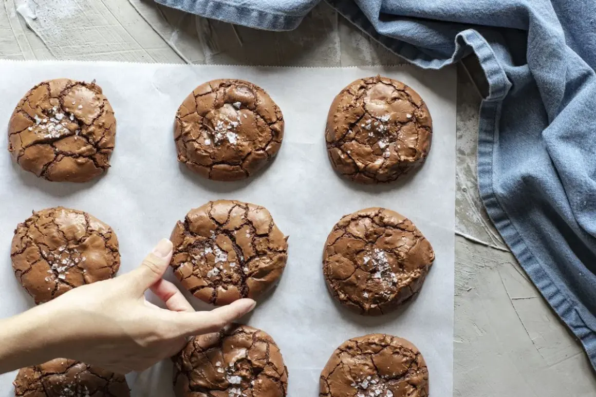 Chrupiące, czekoladowe ciastka brownie posypane solą morską, gotowe do schrupania.