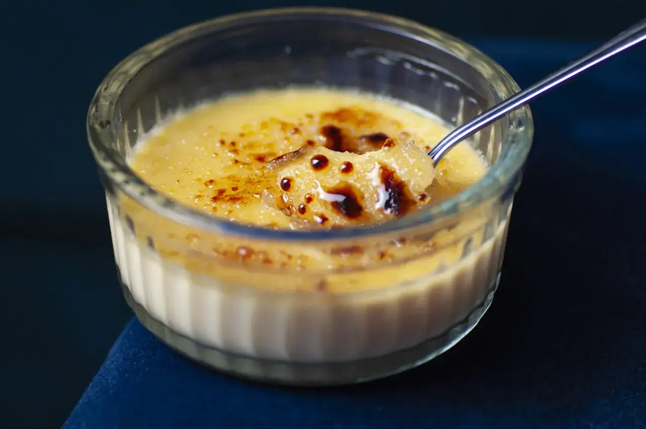 Kremowe creme brulee z chrupiącą, skarmelizowaną skorupką, nabierane łyżeczką.