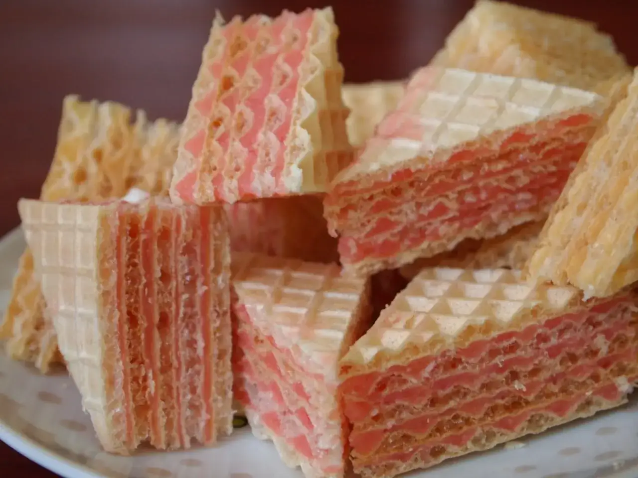 Chrupiące wafle z galaretką, ułożone na talerzyku, kuszą swoim wyglądem i smakiem.