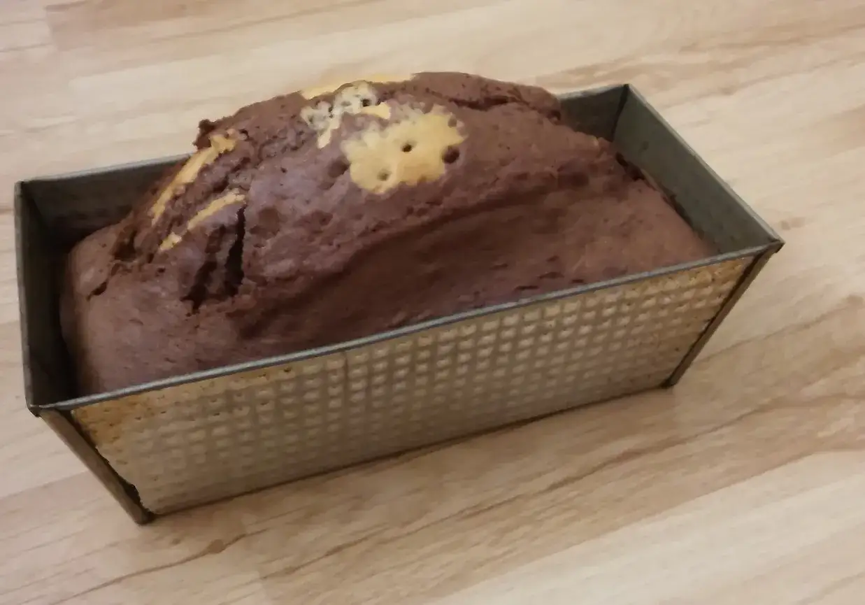 Wilgotna babka na oleju z kakao, z marmurkowym wzorem, w metalowej formie.