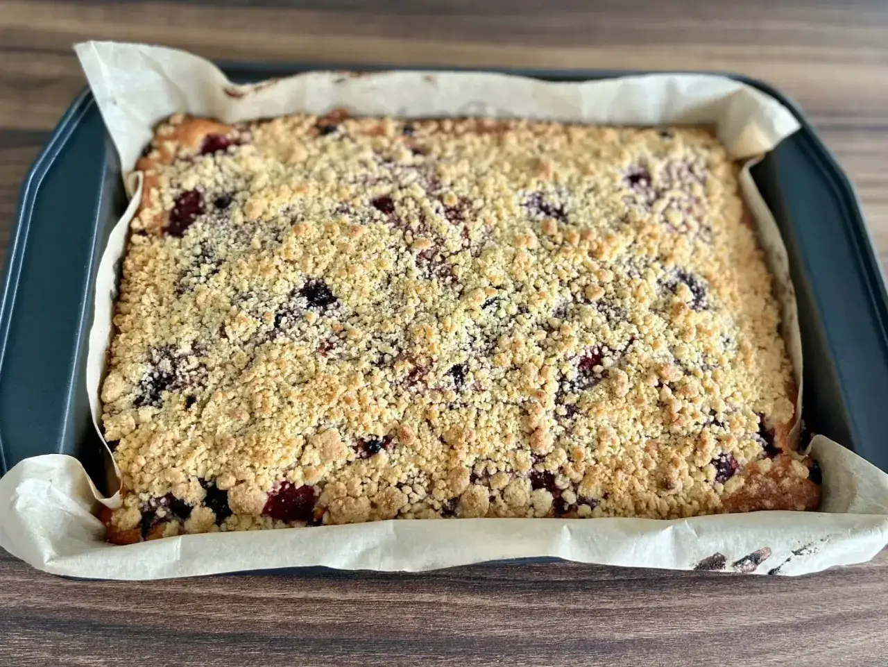 Letnie ciasto z owocami i kruszonką, idealne na upalne dni.