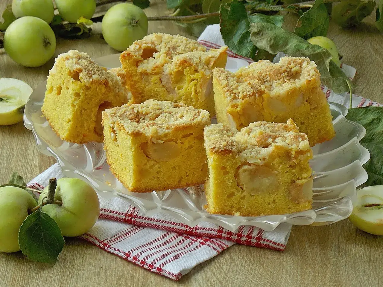 Szybkie ciasto z jabłkami i kruszonką, pachnące jesienią. Idealne na podwieczorek.