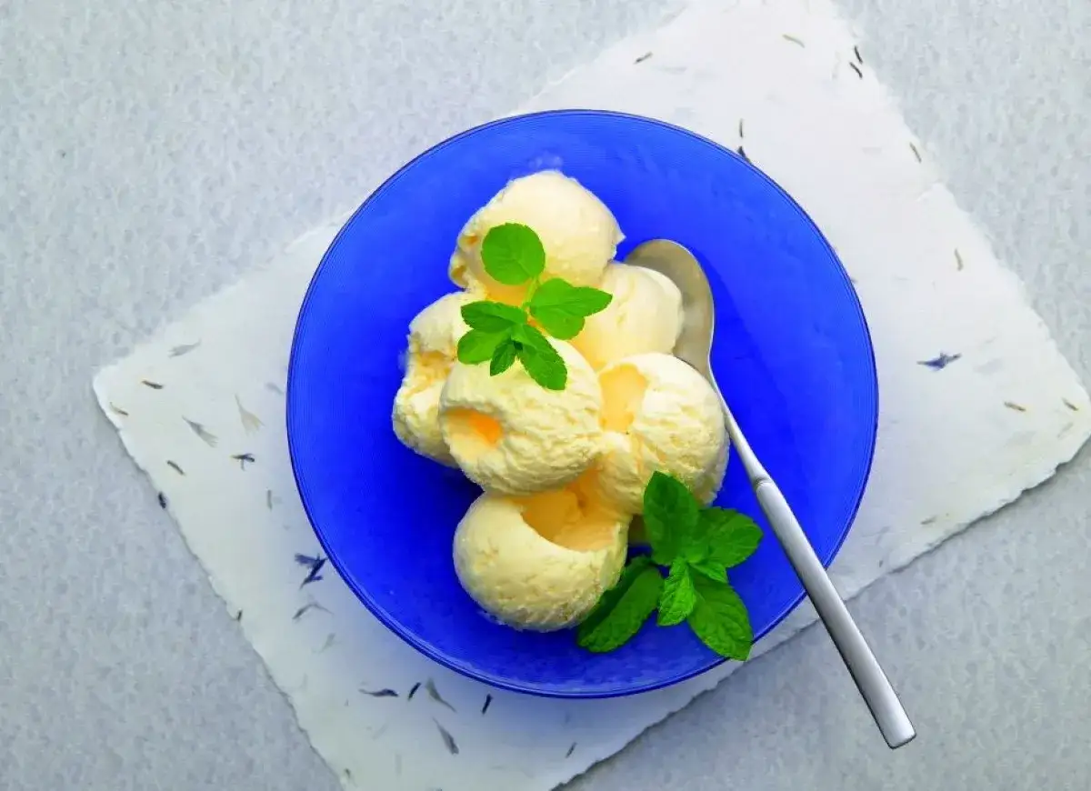 Pyszne lody śmietankowe, idealne na deser. Ten przepis na lody śmietankowe jest prosty i szybki.