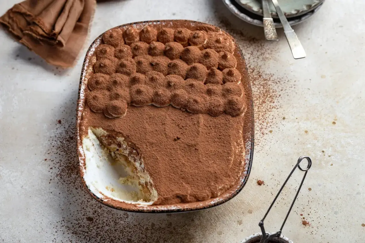 Pyszne tiramisu przepis, z warstwami biszkopt&oacute;w i kremu, posypane obficie kakao. Idealne na deser.