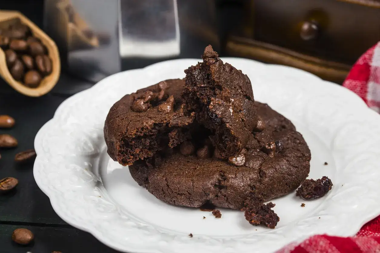 Pyszne, wilgotne ciastka brownie z kawałkami czekolady, idealne na deser.