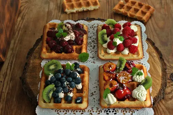Jak zrobić chrupiące gofry? Klasyczne, drożdżowe i belgijskie