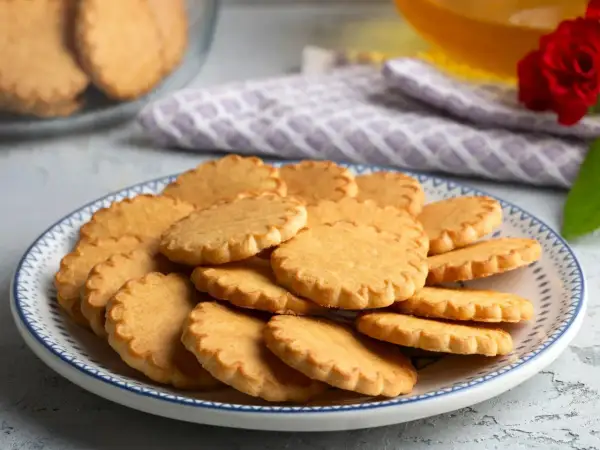 Stos ciasteczek na talerzu, idealnych do kawy. Ten prosty przepis na ciastka sprawi, że każdy będzie zachwycony.