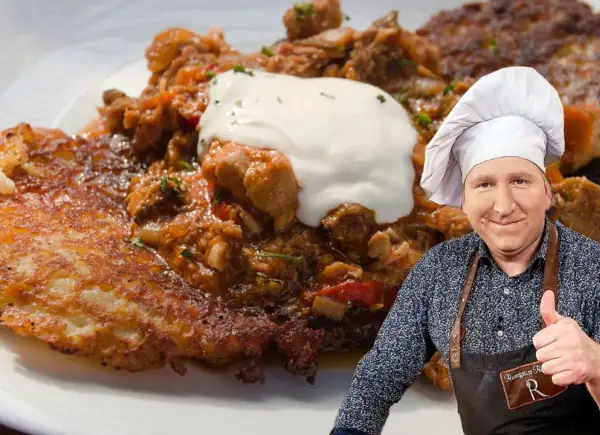 Pyszny placek po węgiersku przepis na talerzu, z gęstym gulaszem i kleksem śmietany. Szef kuchni daje kciuk w górę!