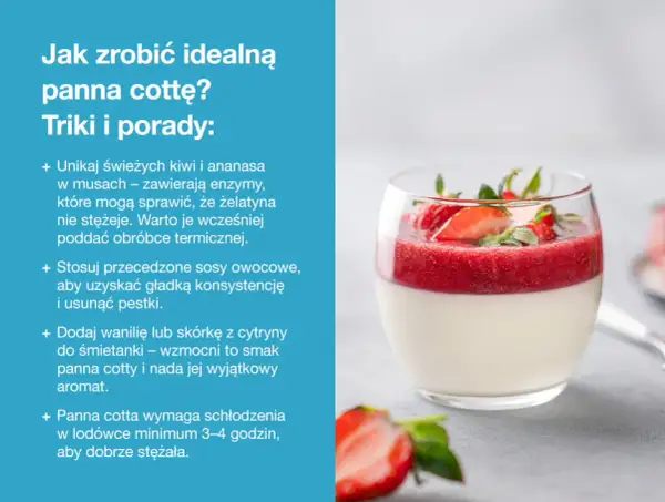 Idealna panna cotta w szklance, udekorowana musem truskawkowym i świeżymi owocami.