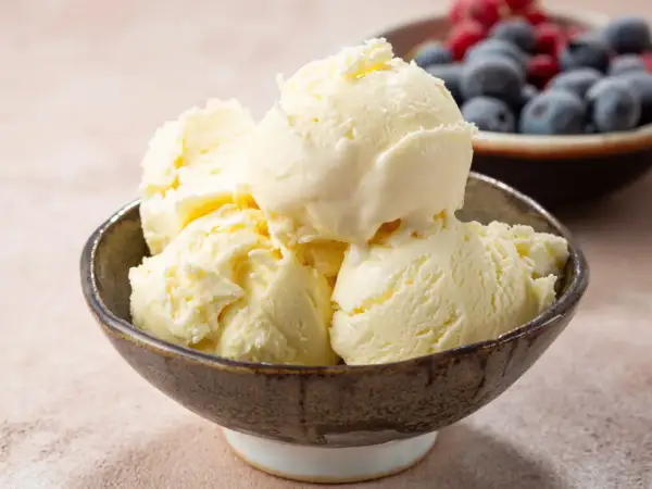 Pyszne lody śmietankowe w miseczce, idealne na upalne dni. Ten przepis na lody śmietankowe jest prosty i szybki.